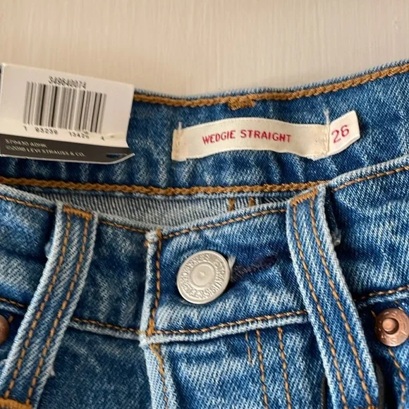 NWT Levi's Wedgie Straight Jeans - Size 26 - Picture 3 of 11
